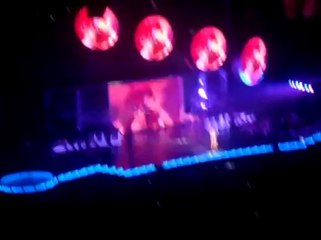 Rihanna s'offre un verre de vodka sur scène !