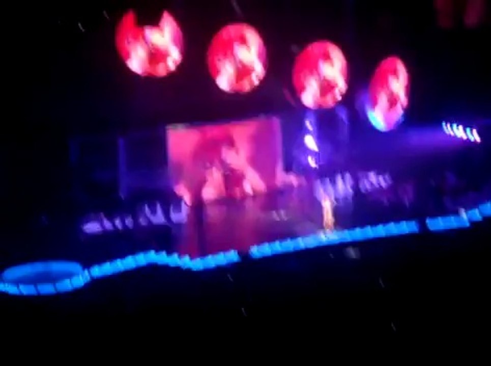 Rihanna s'offre un verre de vodka sur scène !