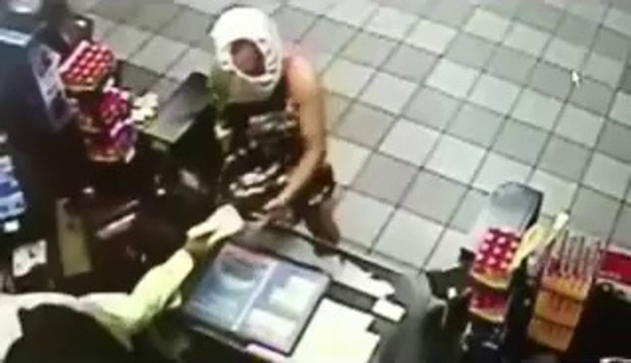 Il braque un magasin, en robe et un slip sur la tête !