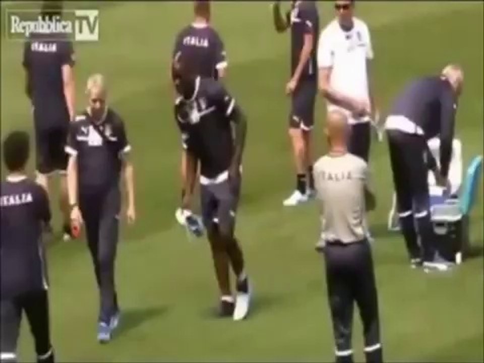 Balotelli a des problèmes avec ses chaussures