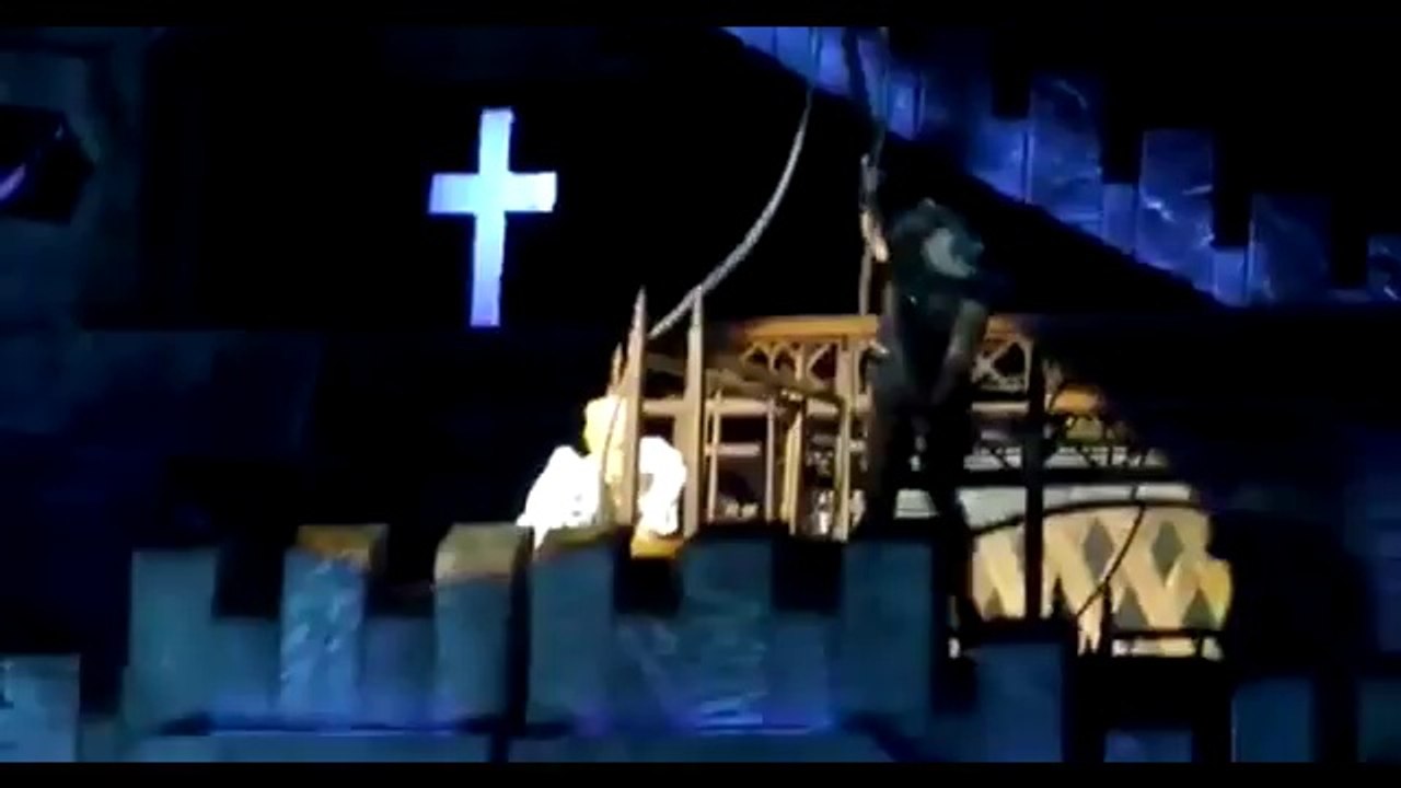 Lady Gaga se prend une barre de fer sur la tête