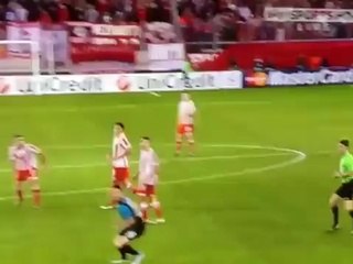 Enorme bourde de Mannone, gardien remplaçant d'Arsenal