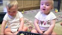 Deux bébés imitent leur père qui éternue