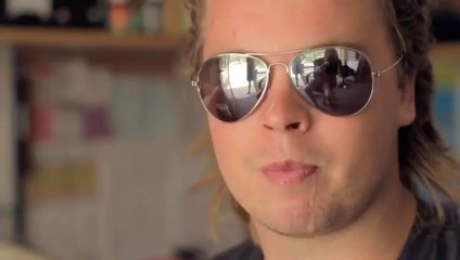 Un type fait des choses incroyables avec sa... salive !