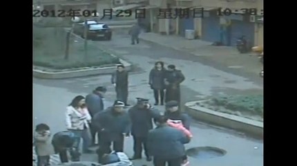 Explosion d'une bouche d'égout avec un pétard