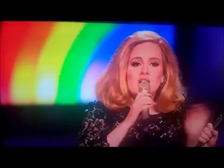 Adèle fait un doigt d'honneur aux Brit Awards 2012