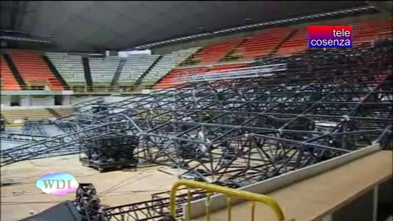 La scène du concert de Laura Pausini s'effondre