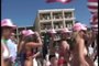 450 Américaines défilent en bikini