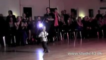 Un gamin de 2 ans danse le jive comme un pro
