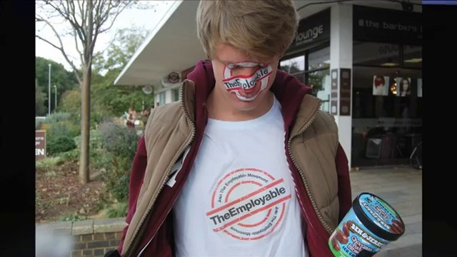 Deux étudiants louent leurs visages