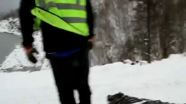 Un camion chute dans un ravin et emporte la dépanneuse