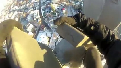 Tyomka Pirniazov escalade un gratte-ciel à Moscou