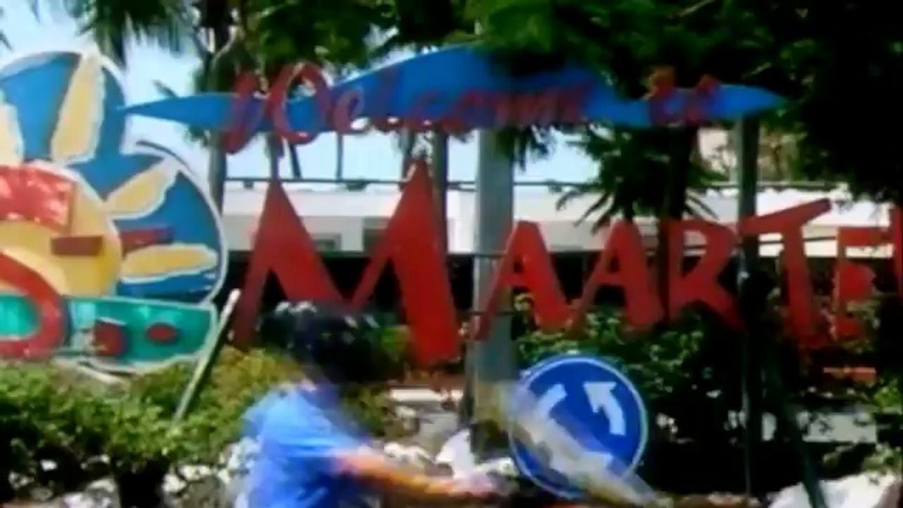 Projetée contre un mur par un avion