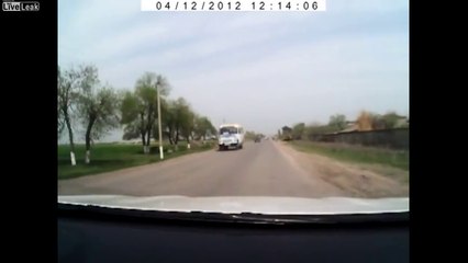 Il évite de justesse un gamin sur la route