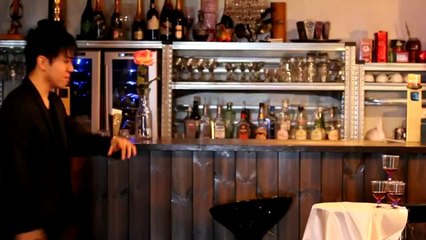 Un champion de Yo-Yo retire une nappe d'une table dans faire bouger les verres