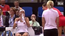 Le strip-tease de Petkovic lors d'un match de tennis