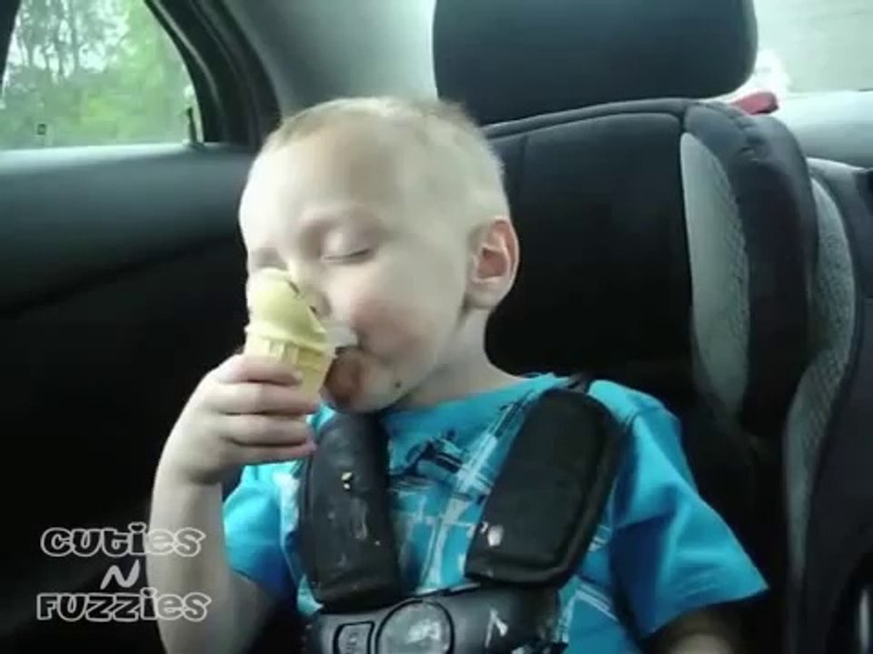 Une enfant qui s'endort en mangeant sa glace