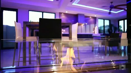 Des filles nues pour vendre une maison