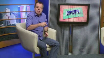 Un joueur brésilien fait un high kick à l'arbitre