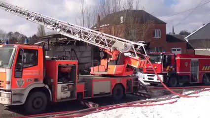 Incendie dans une maison voisine d'un atelier de menuiserie