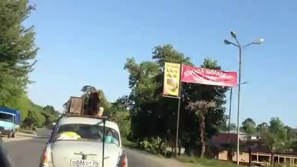 Un Russe conduit avec son chien sur le toit