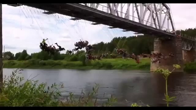 135 personnes sautent d'un pont en même temps
