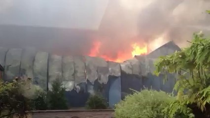 Incendie dans les entrepôts de la firme "Terre" à Fontaine-l'Evêque