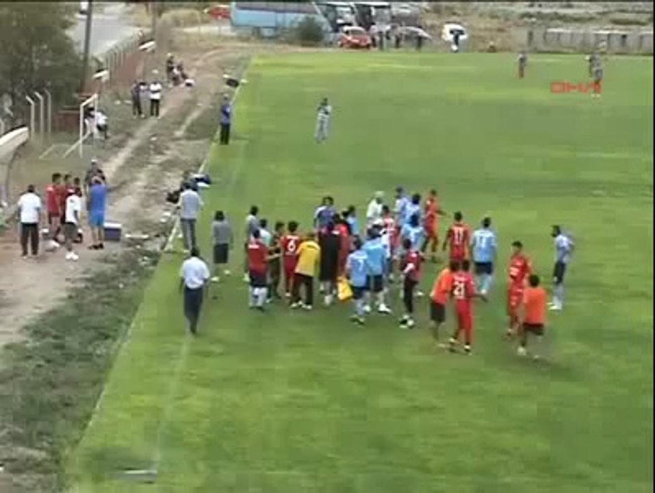 Un arbitre assistant pète les plombs