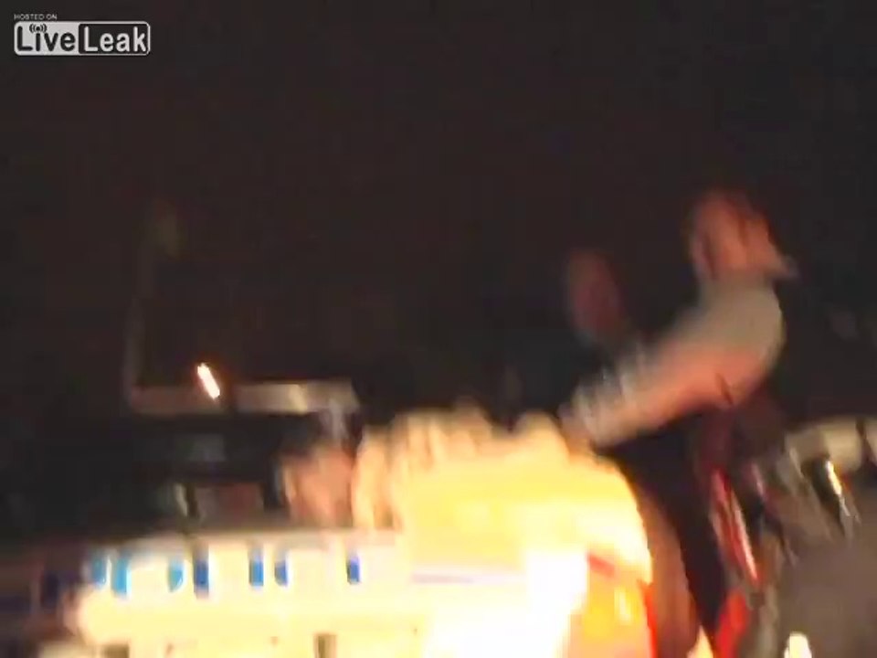 Il fait un back flip sur une voiture de police