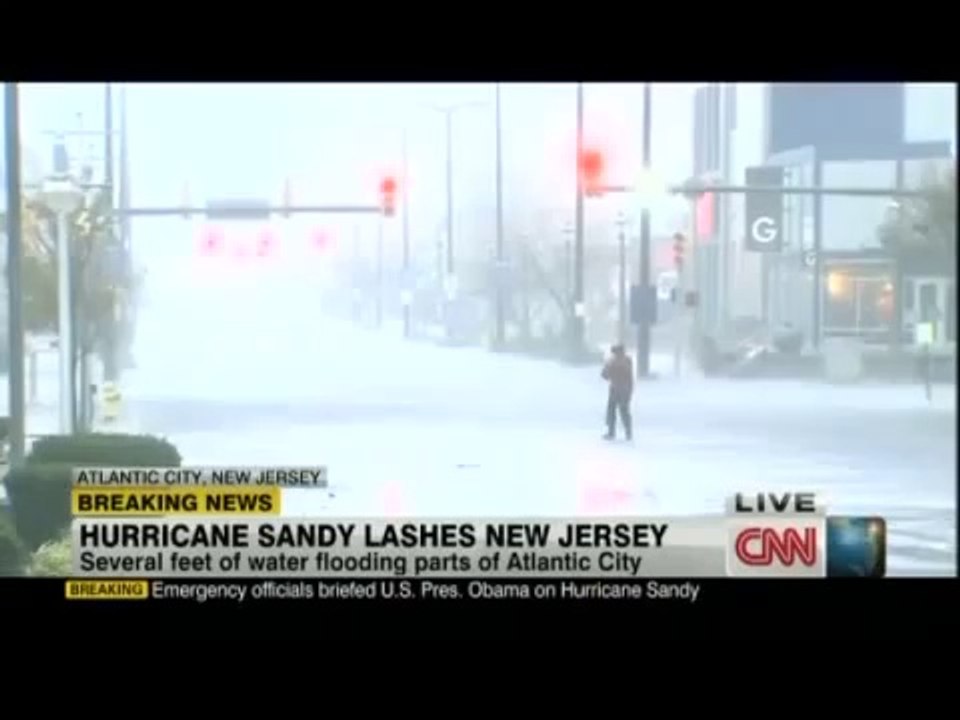 Un journaliste en direct lors du passage de Sandy