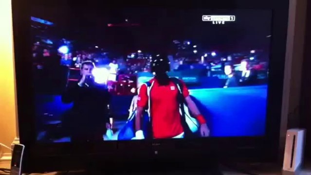 Djokovic entre sur le court avec un masque de Vador