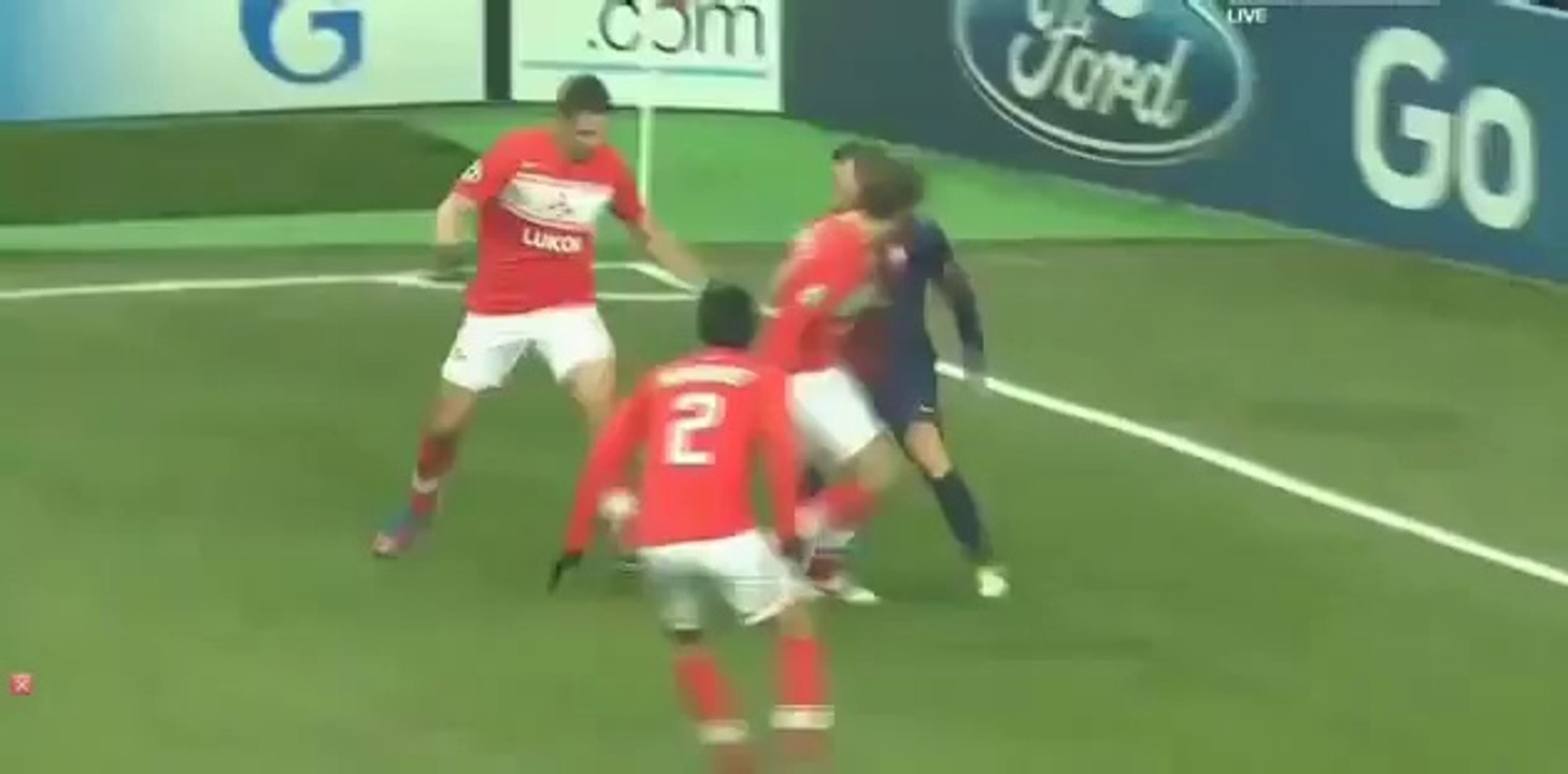 Iniesta fait joujou avec les défenseurs du Spartak