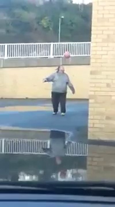 Un obèse cartonne ballon au pied