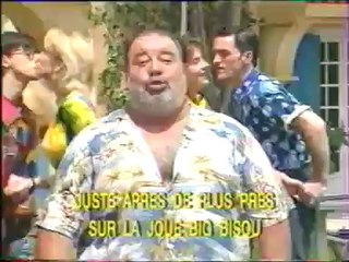 Marie Drucker danse en maillot de bain