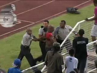 Un arbitre frappe un supporter en plein match