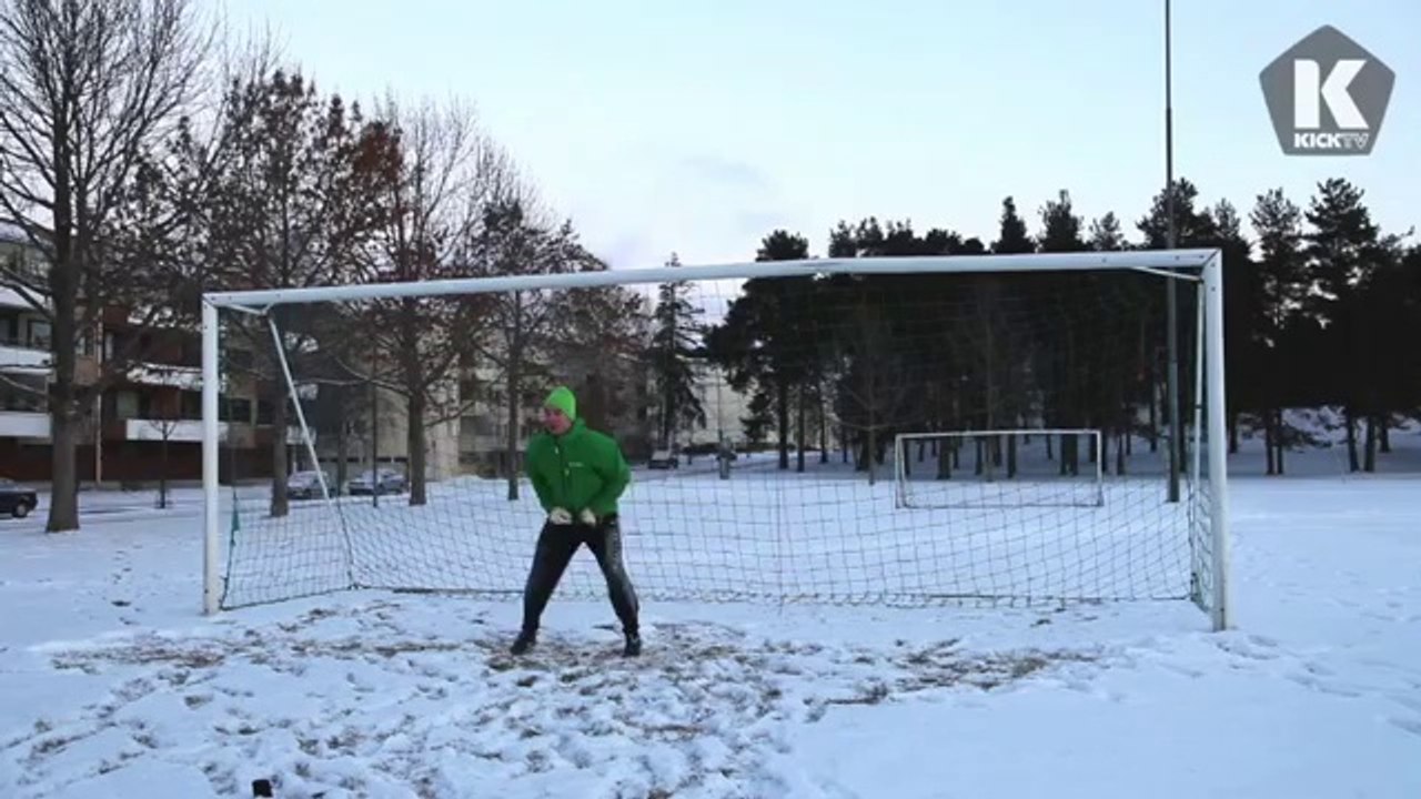Lassi Hurskainen joue dans la neige