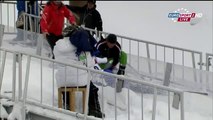 Un sauteur à ski évite de peu une lourde chute
