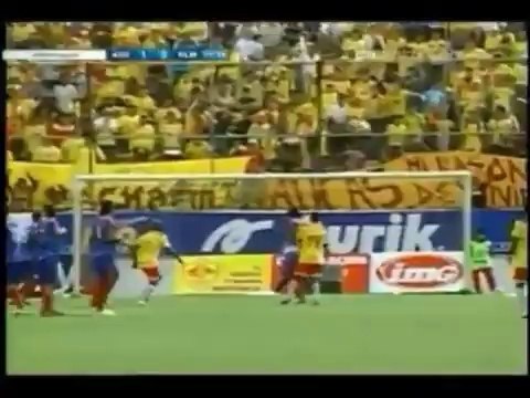 Un coup franc de 35m en Equateur