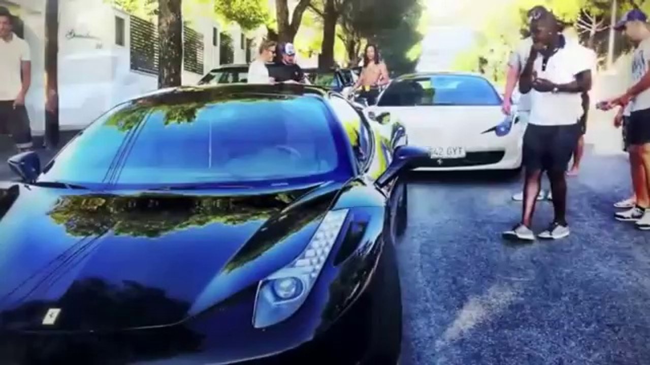 Royston Drenthe picole en conduisant à fond de balle