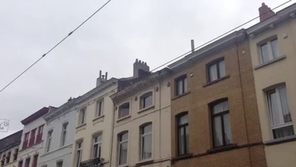 Un petit garçon en pleurs sur... la corniche de sa maison