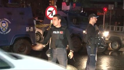 Bomba Uzmanını Çekirdek Yiyerek İzlediler