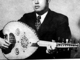 الأستاذ أحمد البيضاوي في عزف على العود