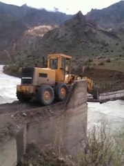 Bu Grayder operatörünün Tahta köprüden geçme cesaretine şapka çıkartılır