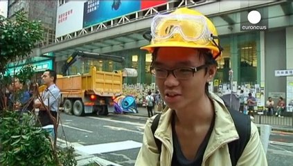 Download Video: La policía desaloja algunas calles de Hong Kong ocupadas por los estudiantes