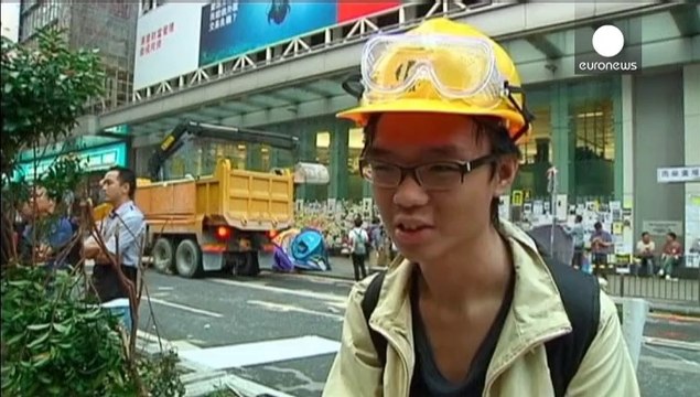 Hong Kong, il governo dice di aprire al dialogo, ma poi fa smantellare un presidio dei manifestanti