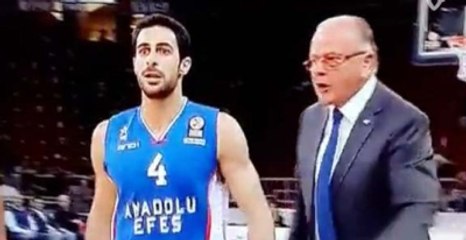 Efes'in Hocası Çılgına Döndü Oyuncusunu Tekmeledi