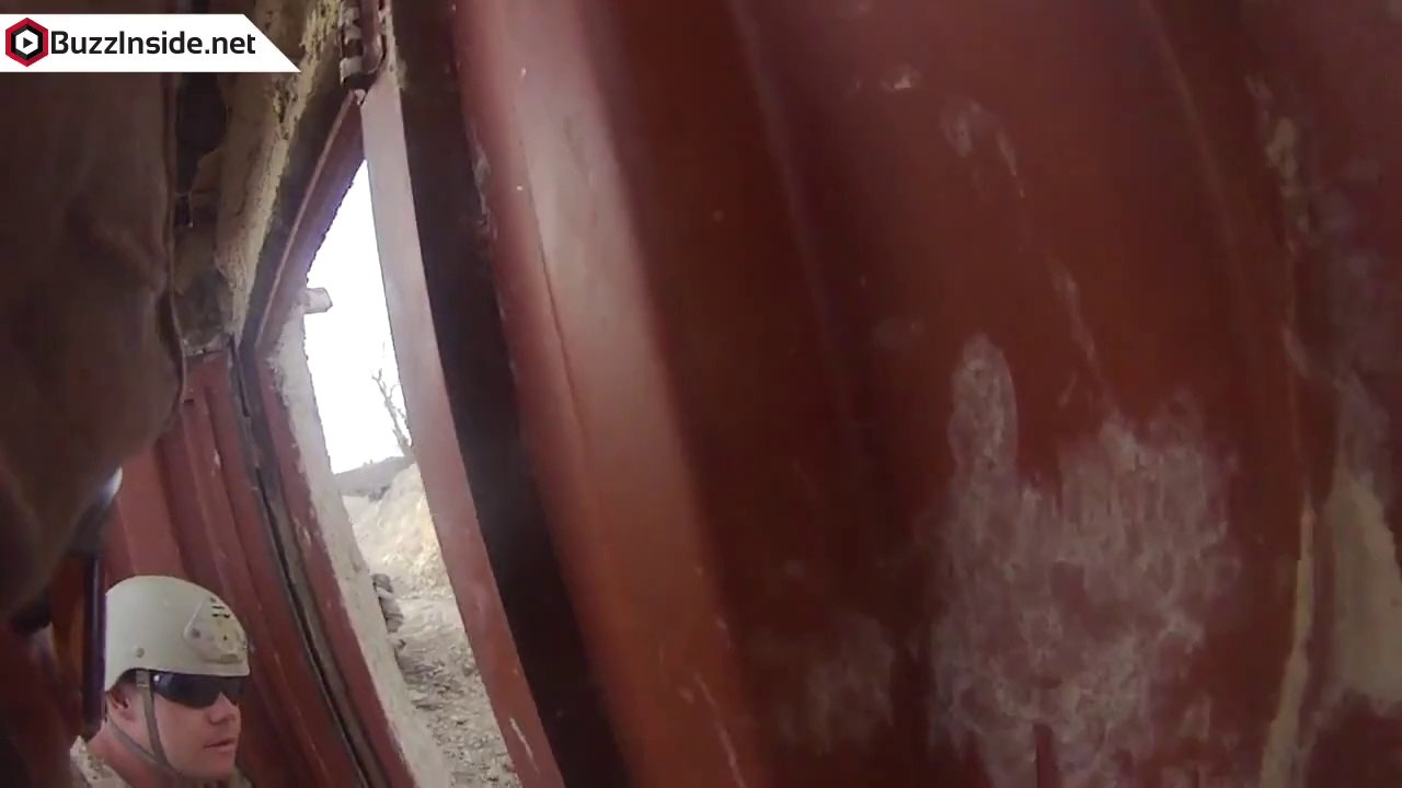 Un marine se prend un tir à la tête d'un Taliban