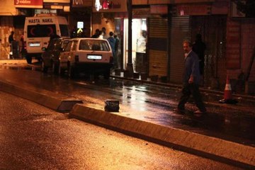 Bomba uzmanını çekirdek yiyerek izlediler