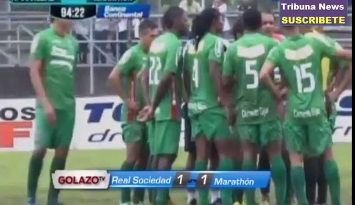 Football - Un gardien de but expulsé... pour avoir touché les fesses d'un adversaire