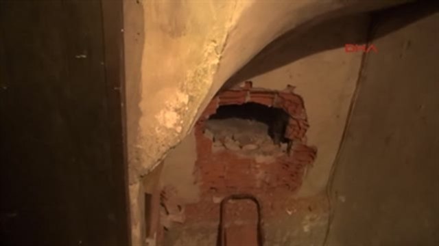 İzmir'de Duvarı Delip, Döviz Bürosundaki Kasayı Soydular